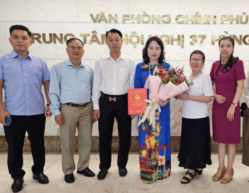 Nhà giáo Nguyễn Thị Dung – Hiệu trưởng trường Tiểu học Lê Thị Vân nhận thêm nhiệm vụ mới