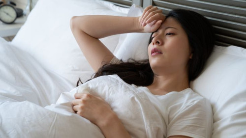Thiếu ngủ và căng thẳng là nguyên nhân dẫn đến làn da dễ nổi mụn và bóng nhờn. (Ảnh minh họa)