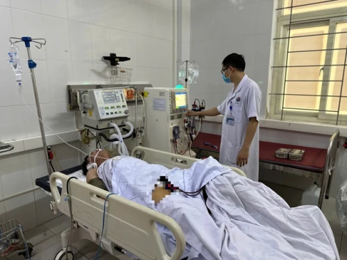Bệnh nhân được cấp cứu qua nguy kịch sau khi ngộ độc methanol.(Ảnh sức khỏe và đời sống)