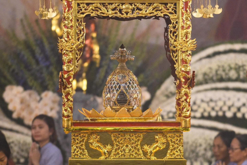 Hàng Ngàn Người Xếp Hàng Cung Đón Xá Lợi Phật Tại Chùa Quán Thế Âm