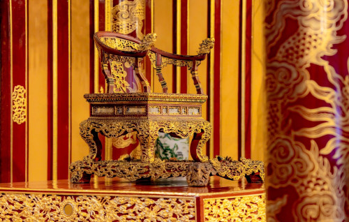 Bảo vật quốc gia - ngai vàng triều Nguyễn lúc chưa xảy ra vụ việc. (Ảnh internet)