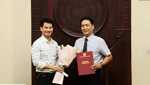 NSƯT Kiều Minh Hiếu (trái) và NSND Xuân Bắc (Ảnh: Nhà hát Kịch Việt Nam).