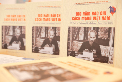 Cuốn sách ảnh đầu tiên 100 năm ngày Báo chí Cách mạng Việt Nam ra đời