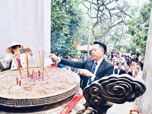 Du Xuân Hái Lộc 2024: Hành Trình Gìn Giữ Di Sản Dân Tộc Tại Đền Hùng