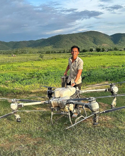 Người hùng dùng drone cứu ba trẻ em mắc kẹt giữa dòng lũ sông Ba