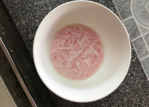 Đà Nẵng: Bún Tươi Chợ Hòa Châu Đổi Màu Đỏ Bất Thường, Gây Lo Ngại Về An Toàn Thực Phẩm