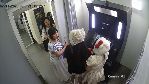 Hai Cô Gái Việt Bị Hành Hung Bởi Du Khách Nước Ngoài Tại Tiệm Photobooth Ở Hà Nội. (Ảnh Trích Xuất Từ Camera)