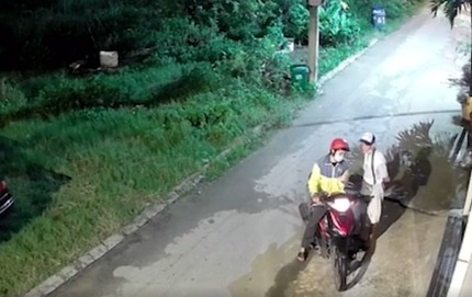 Kẻ Cướp Vé Số của Người Tàn Tật Bị Bắt tại TP HCM. (Ảnh cắt từ camera)
