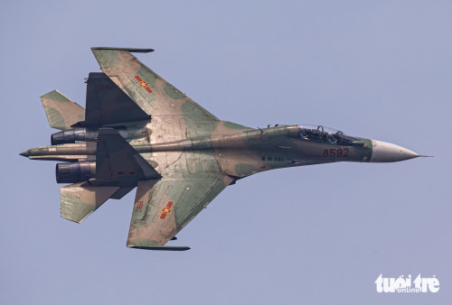 Trực Thăng và Tiêm Kích Su-30MK2 Bay Khảo Sát Chuẩn Bị cho Đại Lễ 80 Năm Quốc Khánh tại Quảng Trường Ba Đình. (Ảnh: Tuổi Trẻ)