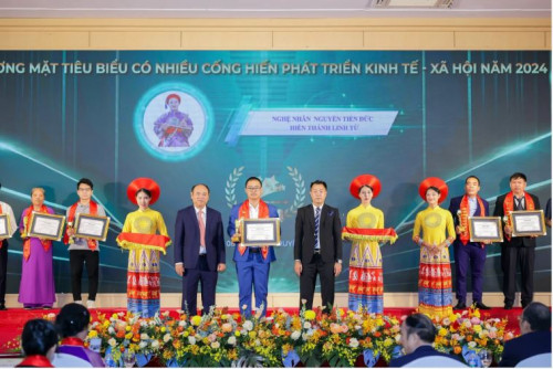 Nghệ nhân đồng thầy Nguyễn Tiến Đức: Ngọn lửa bảo tồn di sản văn hóa Việt Nam