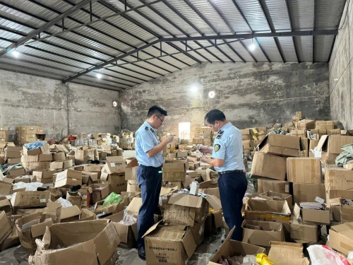 Quảng Ninh: Phát hiện kho hàng chứa gần 48.000 sản phẩm nhập lậu bán trên TikTok. (Ảnh: Xuân Hoa)