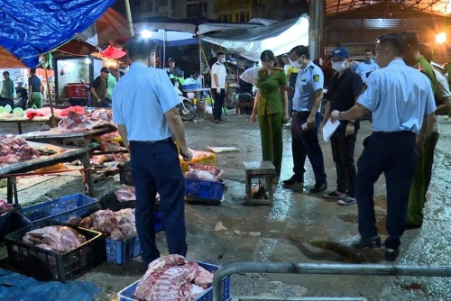 Hà Nội: Triệt phá đường dây buôn bán thịt lợn bệnh ra chợ và quán ăn. (Ảnh: CACC)