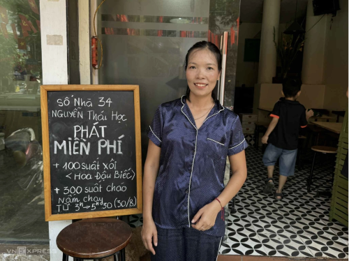 Hà Nội: Tấm Lòng Người Dân Thủ Đô Nấu Cháo, Luộc Trứng Khán Giả Xem Diễu Binh. (Ảnh: Vnexpress)