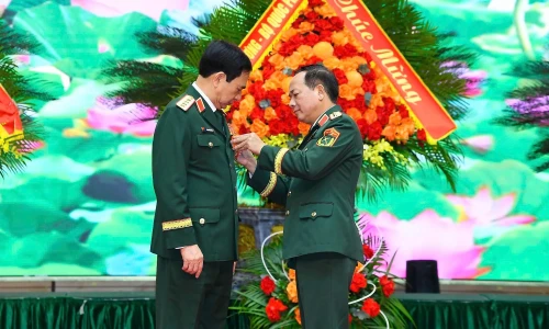 Lễ Trao Huân Chương Quân Công: Vinh Danh Cống Hiến Của Lãnh Đạo Bộ Quốc Phòng. (Ảnh: Tuấn Huy)