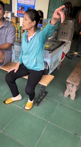 Người Phụ Nữ Lớn Tuổi Bị Tính 2,5 Triệu Đồng Cho Chuyến Taxi 70km. (Ảnh cắt từ clip)