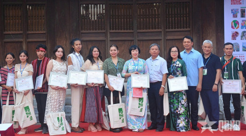 Triển Lãm Mỹ Thuật Quốc Tế “Tình Bạn” Tại Văn Miếu - Quốc Tử Giám: Cầu Nối Văn Hóa Toàn Cầu. (Ảnh: QĐND)