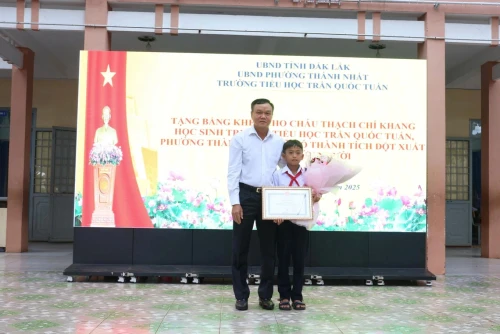 Học Sinh Lớp 5 Được Tặng Bằng Khen và Sổ Tiết Kiệm Vì Hành Động Dũng Cảm Cứu Bạn Trong Vụ Thảm Sát. (Ảnh: Uy Nguyễn)
