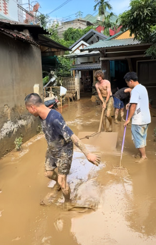 Du khách nước ngoài chung tay dọn dẹp cùng người dân Tuyên Quang sau bão lũ. (Ảnh: internet)