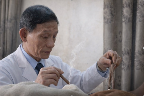 Giữa Nhịp Đập Thời Gian Của Ngày 27/2 – Khi Lòng Biết Ơn Lắng Sâu Thành Sự Kính Trọng, Và Hình Ảnh Người Lương Y Đặng Minh Hùng Hiện Lên Như Một Ngọn Đèn Bền Bỉ Thắp Sáng Niềm Tin, Gìn Giữ Tinh Hoa Y Học Dân Tộc Và Lặng Lẽ Chữa Lành Bằng Trái 