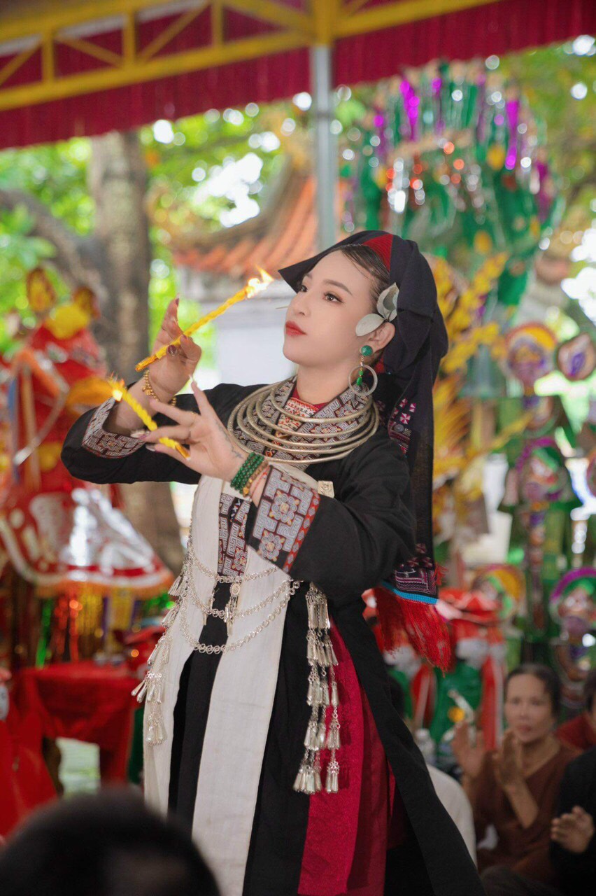 Cái tâm sáng của thanh đồng trẻ Bùi Thị Duyên trong sự nghiệp bảo tồn nét đẹp thờ Mẫu