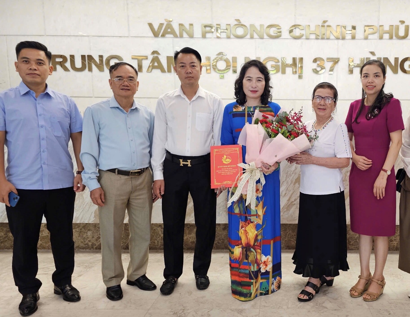Nhà giáo Nguyễn Thị Dung – Hiệu trưởng trường Tiểu học Lê Thị Vân nhận thêm nhiệm vụ mới