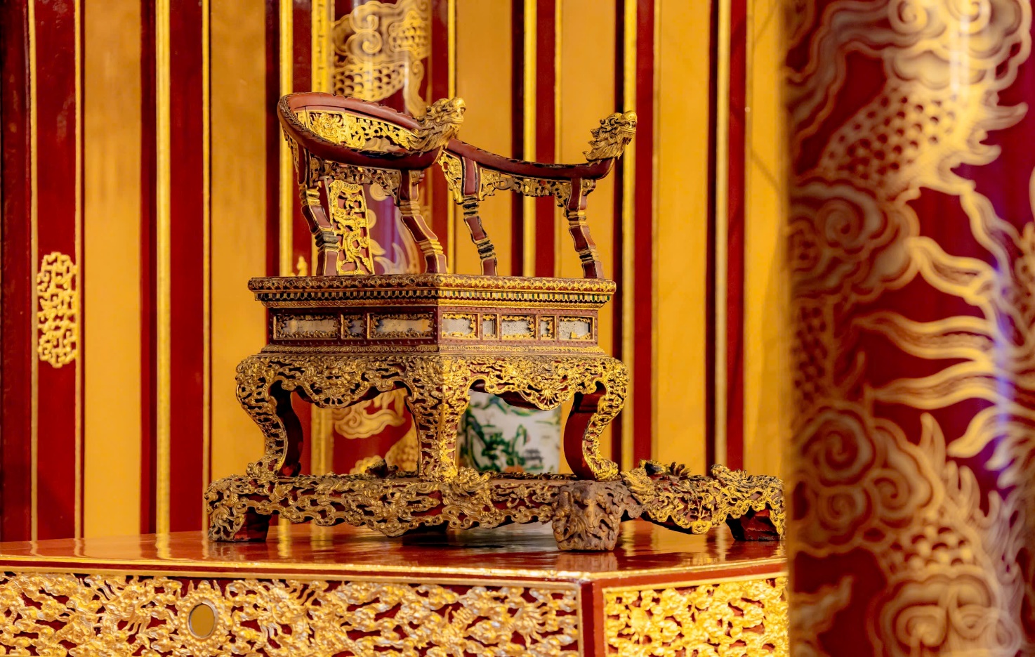 Bảo vật quốc gia - ngai vàng triều Nguyễn lúc chưa xảy ra vụ việc. (Ảnh internet)
