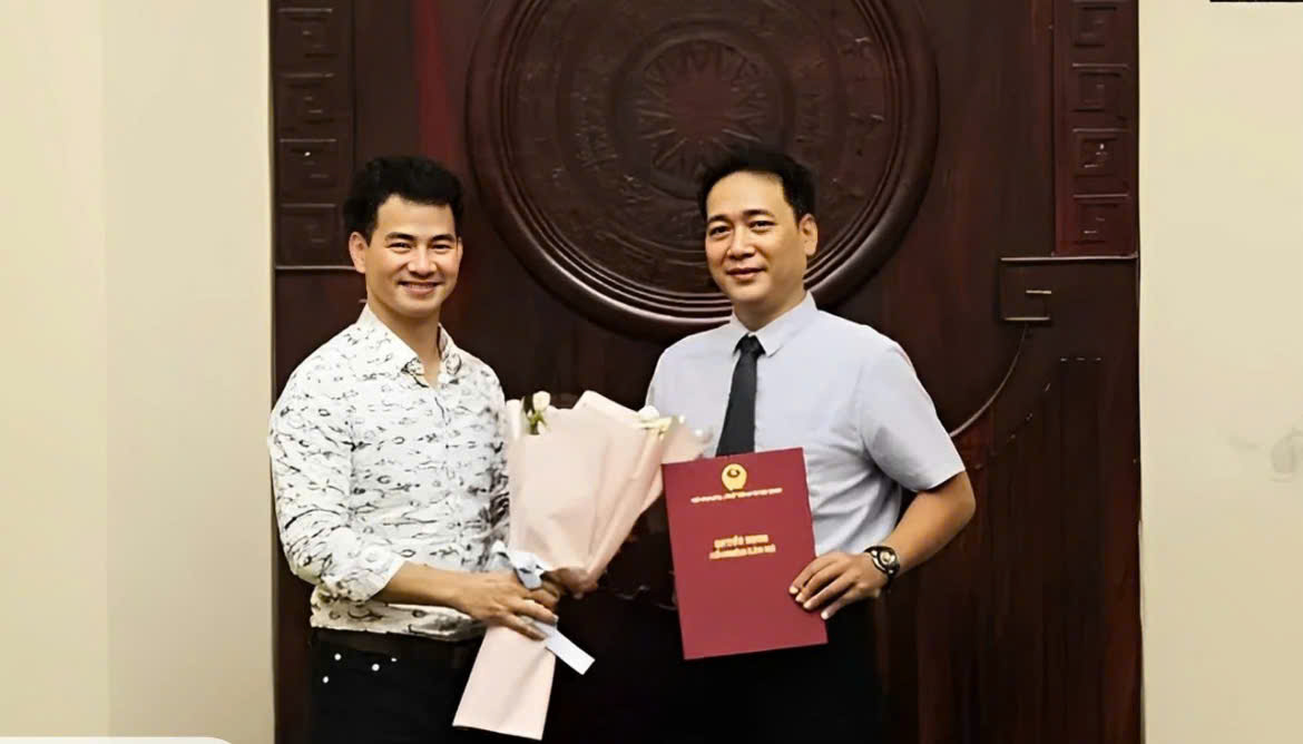 NSƯT Kiều Minh Hiếu (trái) và NSND Xuân Bắc (Ảnh: Nhà hát Kịch Việt Nam).