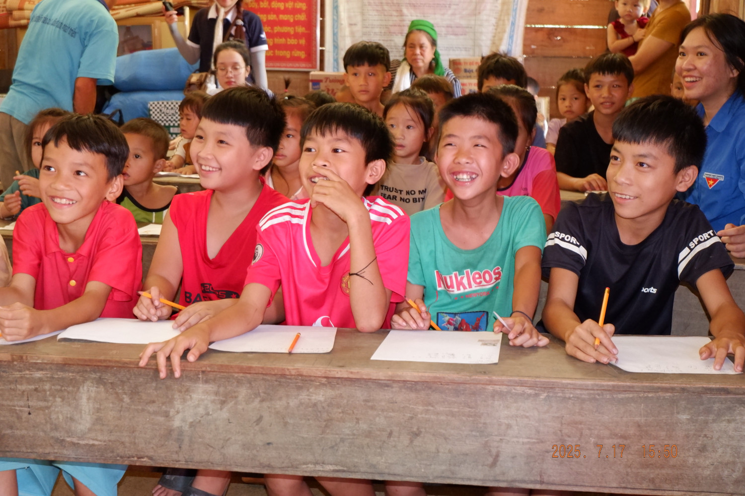 Các em nhỏ bản Na Kho tham gia lớp học Tiếng Anh tại NVH cộng đồng