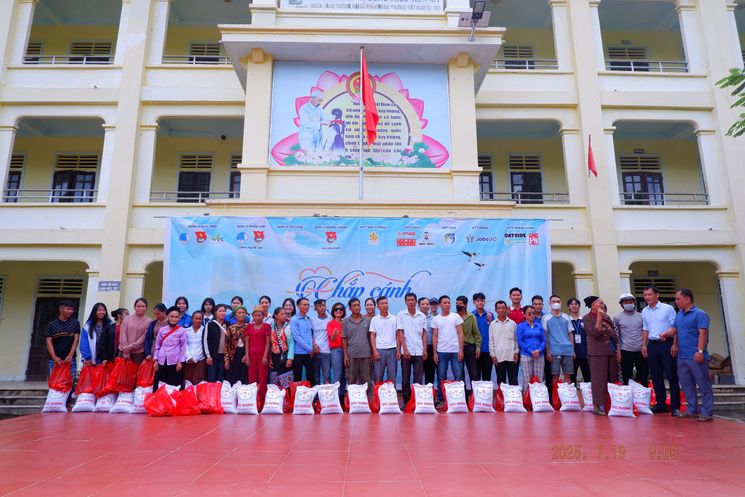 CLB Tình nguyện Vì cộng đồng Little Hearts tặng quà an sinh cho bà con tại xã Nga My (1)