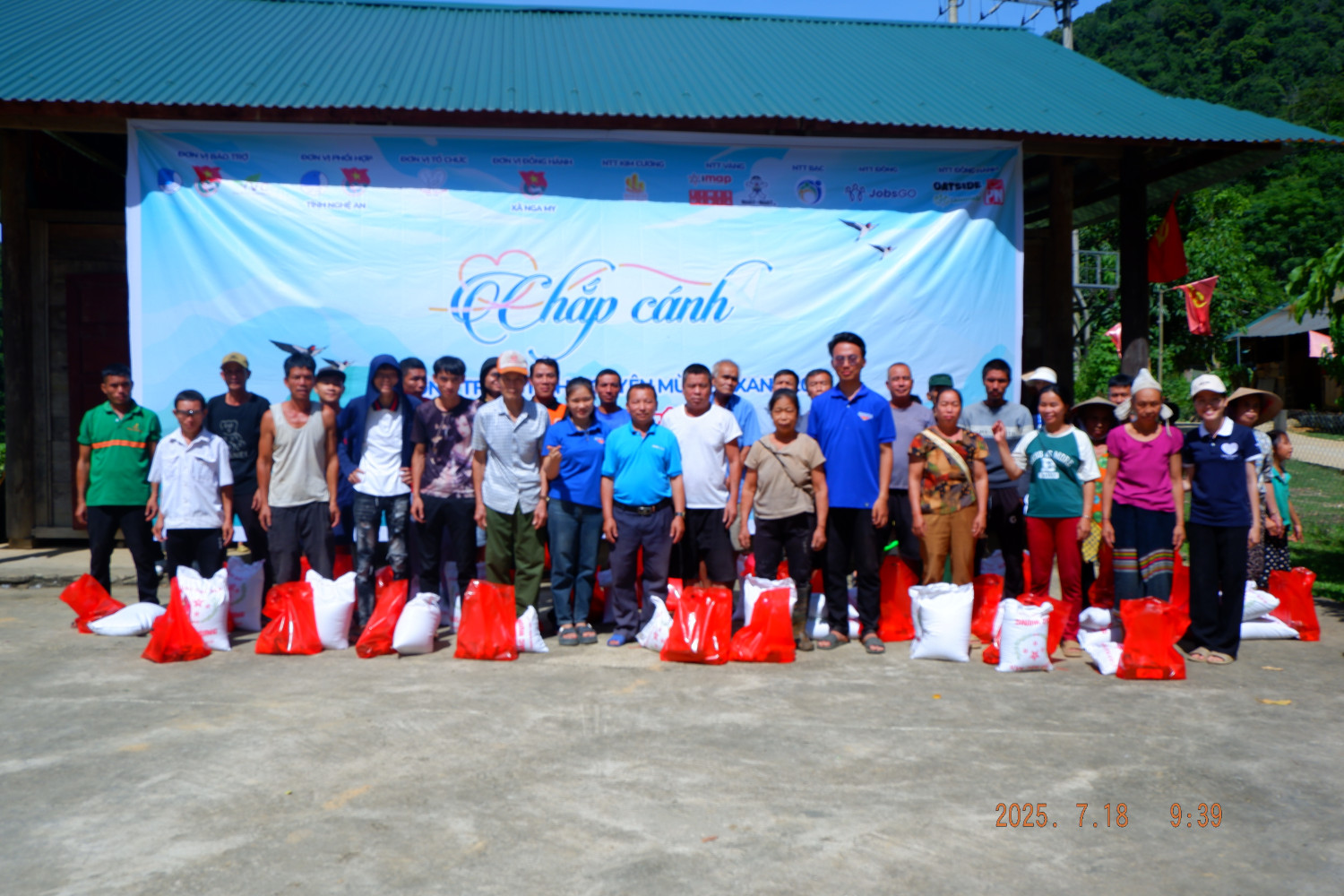 CLB Tình nguyện Vì cộng đồng Little Hearts tặng quà bà con bản Na Kho