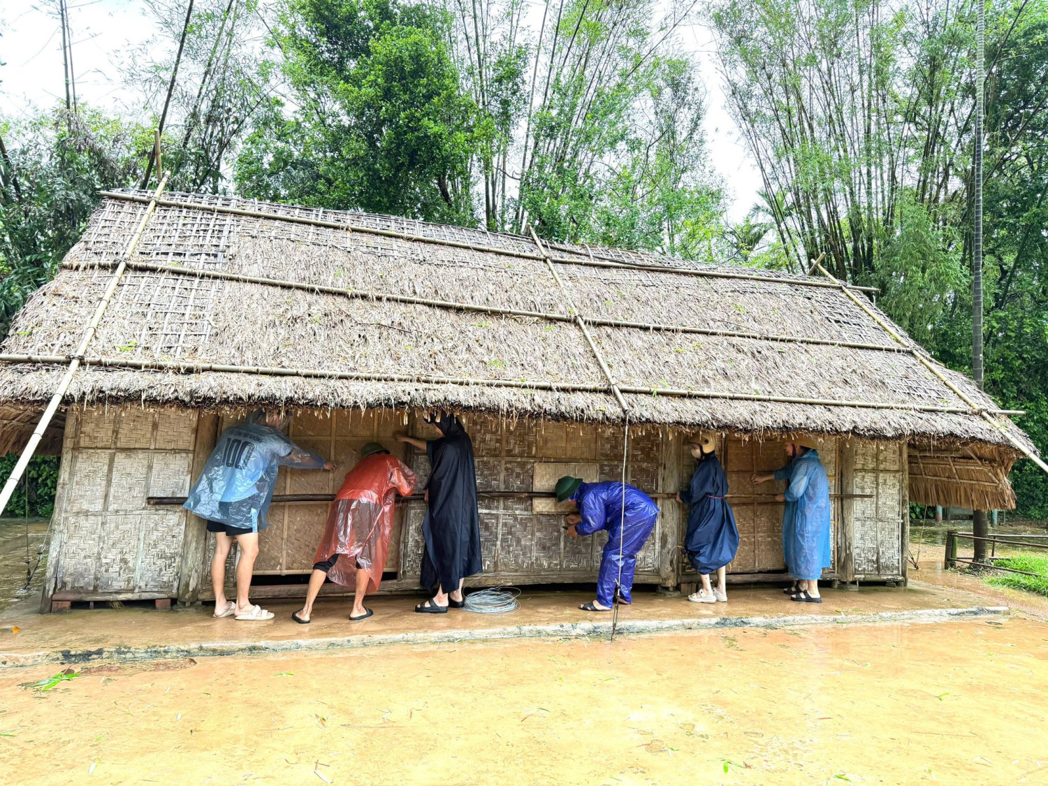 Nghệ An: Gấp Rút Bảo Vệ Nhà Bác Hồ Trước Bão. (Ảnh: Lăng Khắc Trọng)