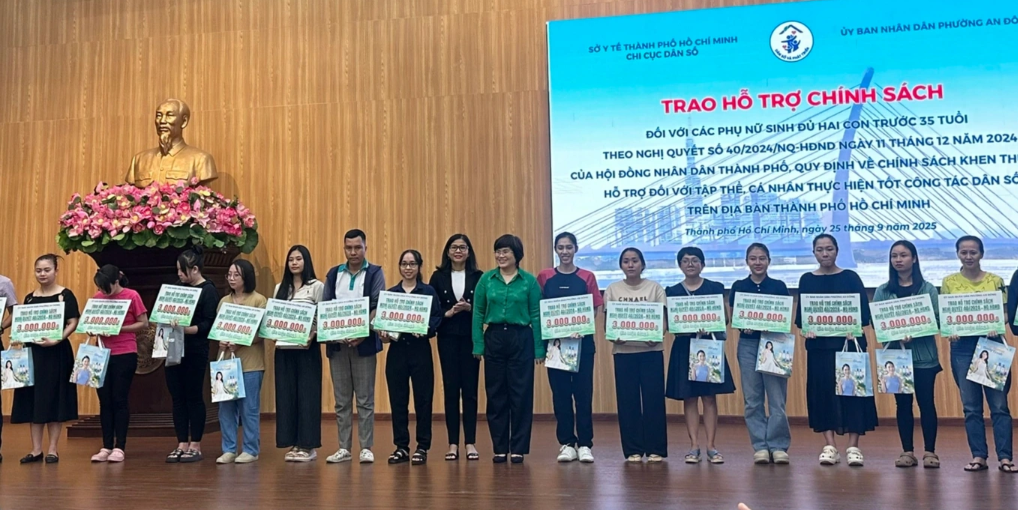 Chị Phương Linh (ngoài cùng bên trái) nhận hỗ trợ từ TP.HCM tại lễ phát động sáng 25/9 (Ảnh: Diệu Linh).