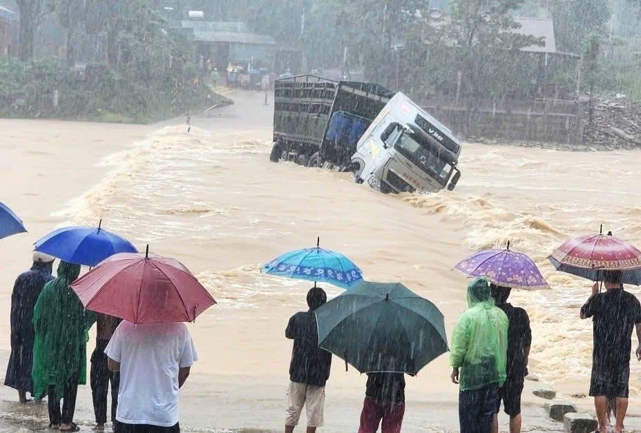 Tìm thấy thi thể tài xế xe đầu kéo bị lũ cuốn trôi ở Quảng Trị sau 6 ngày mất tích