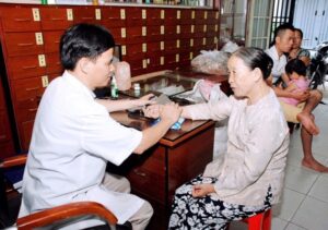 Ngày 20/10 – Khi một người phụ nữ được trở về bên mái ấm cũng là một niềm vui của người thầy thuốc như lương y Phạm Ngọc Khánh