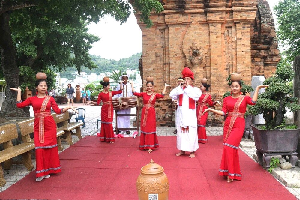 Rộn ràng tiếng kèn Saranai đón Katê trên những bản làng Chăm